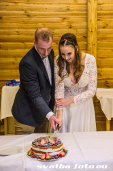 Krájení svatebního dortu